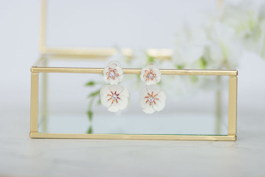 Deux Fleurs Blanches Earrings