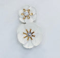 Load image into Gallery viewer, Deux Fleurs Blanches Earrings
